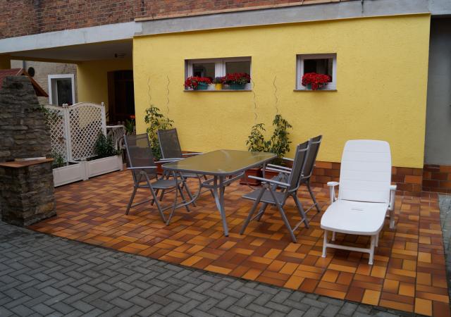 Eine Feier mit Büffet unter blauem Himmel in unserem Innenhof kann genauso angerichtet werden wie ein persönlich abgestimmtes Catering.